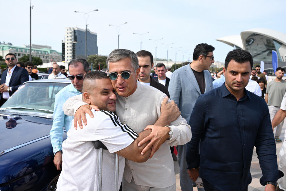 Heydər Əliyev Fondunun vitse-prezidenti Leyla Əliyeva və Arzu Əliyeva klassik avtomobillərin yürüşü və sərgisini izləyiblər