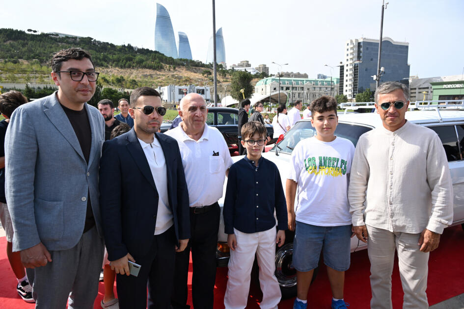 Heydər Əliyev Fondunun vitse-prezidenti Leyla Əliyeva və Arzu Əliyeva klassik avtomobillərin yürüşü və sərgisini izləyiblər
