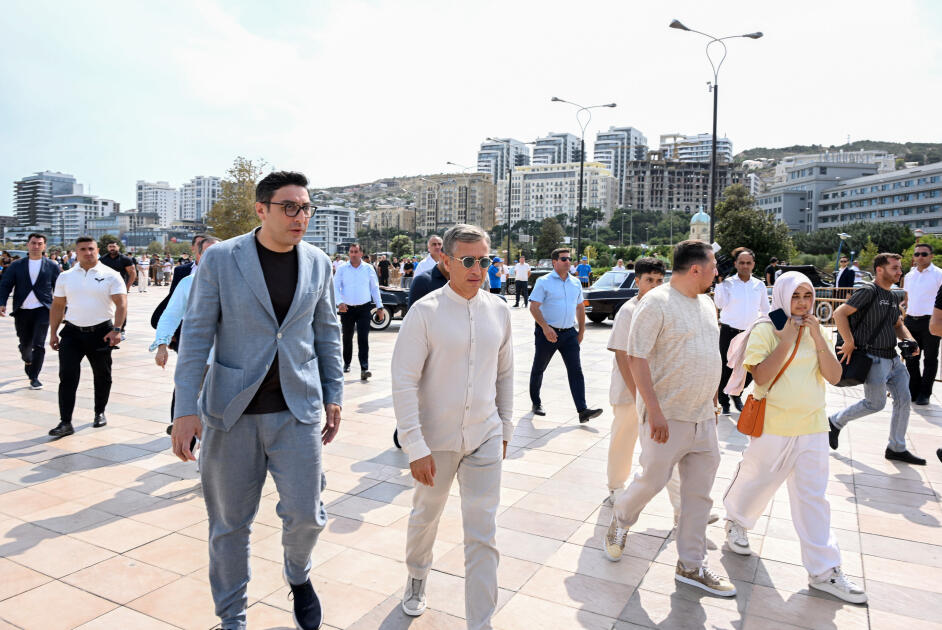 Heydər Əliyev Fondunun vitse-prezidenti Leyla Əliyeva və Arzu Əliyeva klassik avtomobillərin yürüşü və sərgisini izləyiblər