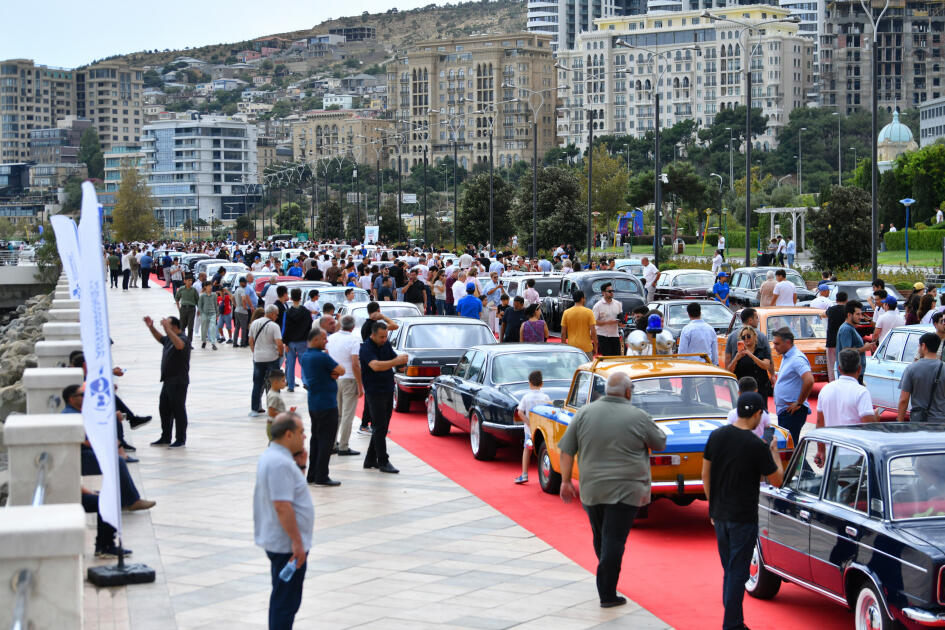 Heydər Əliyev Fondunun vitse-prezidenti Leyla Əliyeva və Arzu Əliyeva klassik avtomobillərin yürüşü və sərgisini izləyiblər