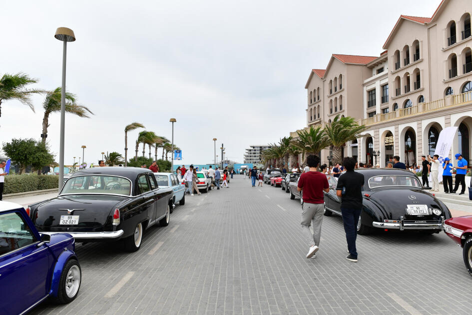 Heydər Əliyev Fondunun vitse-prezidenti Leyla Əliyeva və Arzu Əliyeva klassik avtomobillərin yürüşü və sərgisini izləyiblər