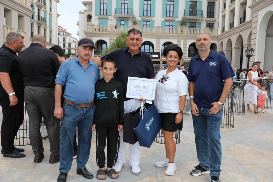 Heydər Əliyev Fondunun vitse-prezidenti Leyla Əliyeva və Arzu Əliyeva klassik avtomobillərin yürüşü və sərgisini izləyiblər