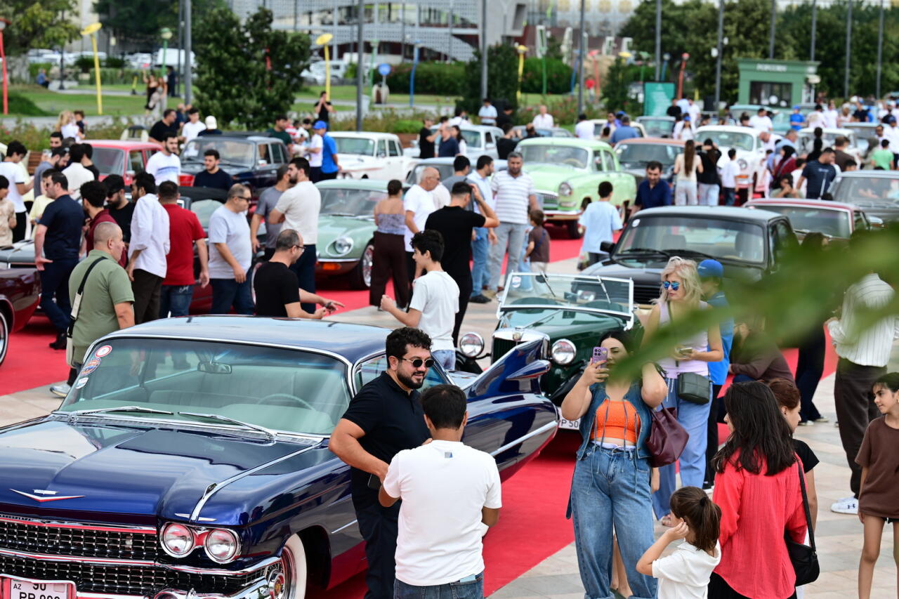 На бульваре проходит выставка классических автомобилей