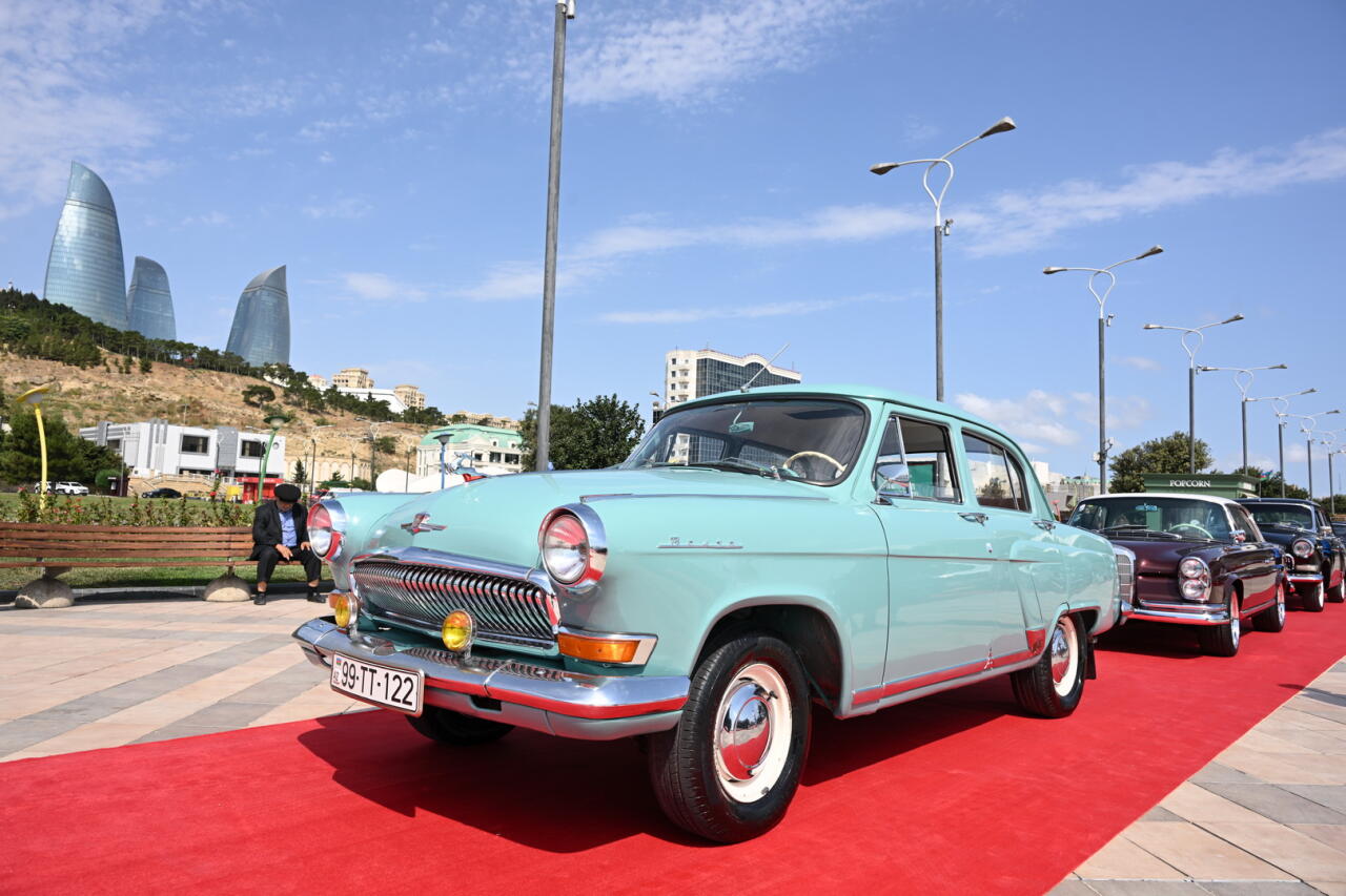 На бульваре проходит выставка классических автомобилей
