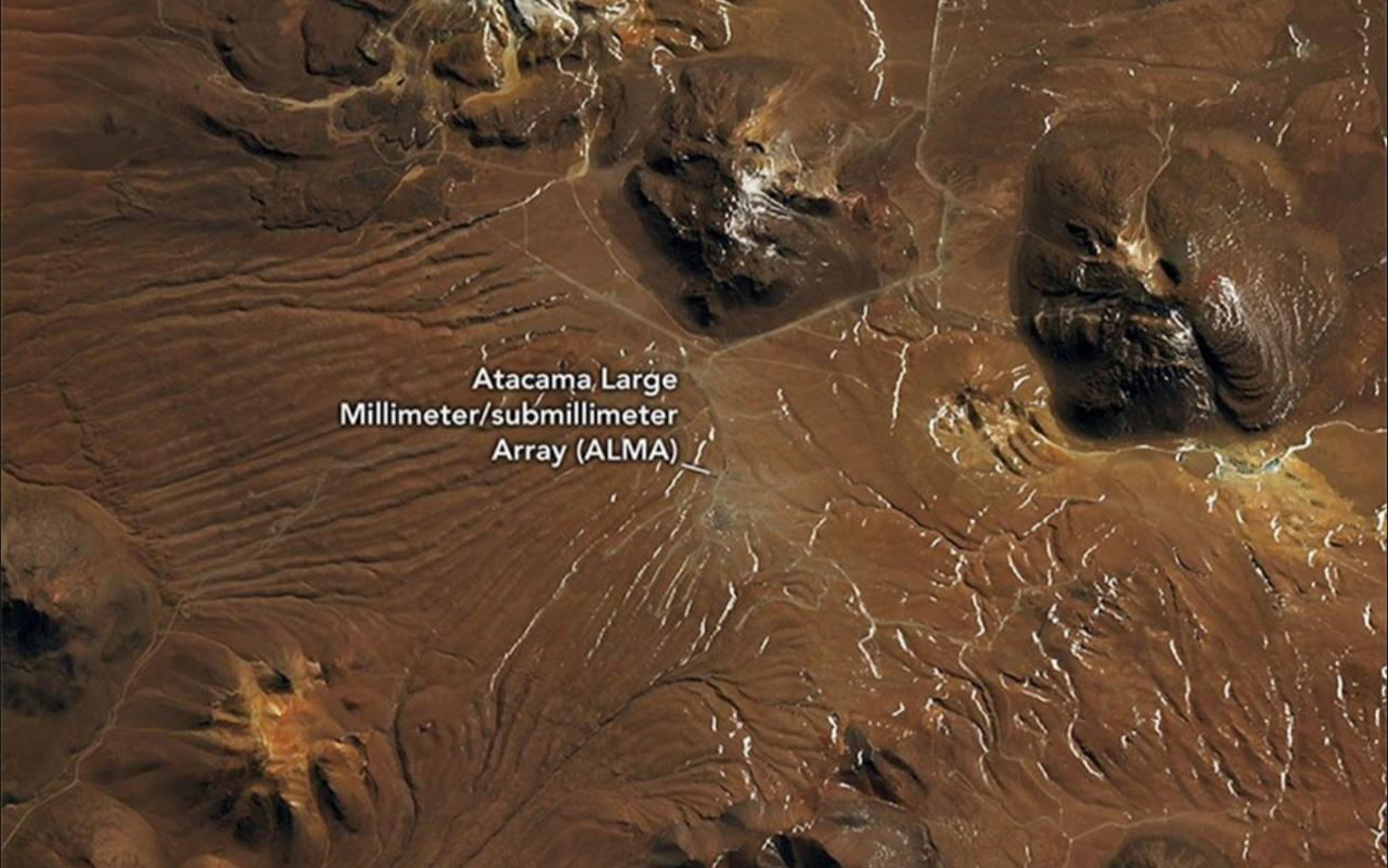 NASA показало снимки снега в самой засушливой пустыне на Земле