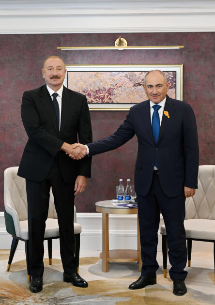 В Бишкеке проходит встреча Президента Ильхама Алиева с Премьер-министром Николом Пашиняном