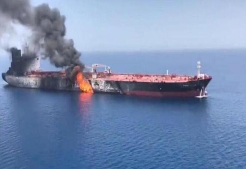 Нефтяной супертанкер подорвался на двух морских минах в Ормузе