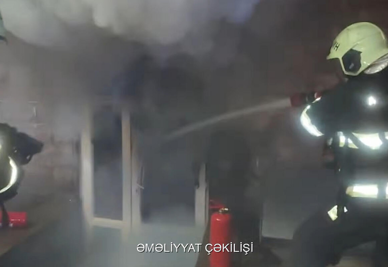 В Гяндже произошел пожар в двухэтажном доме