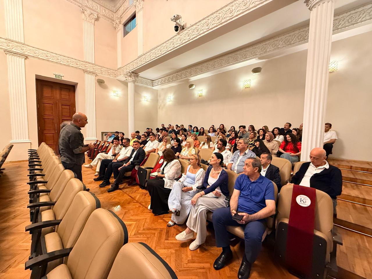 Азербайджанский кукольный театр открыл 95-й сезон
