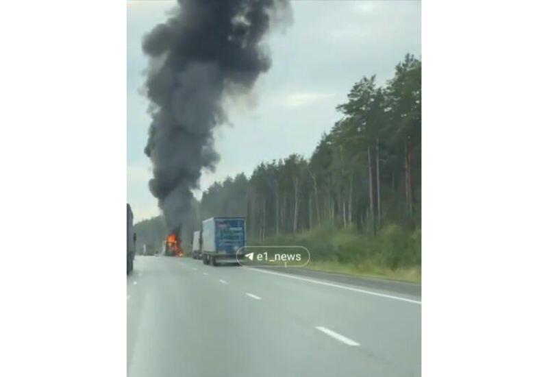 Фура с покрышками вспыхнула на трассе в России