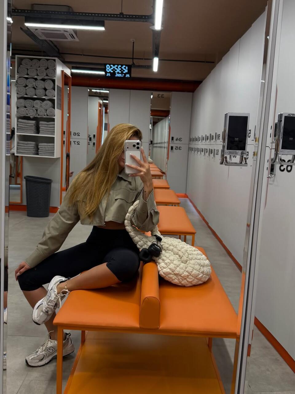 Айнишан Гулиева поделилась новым фотодампом