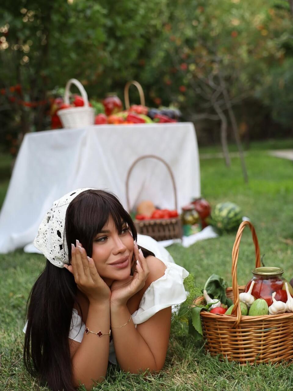 she.meriam устроила фотосессию на лоне природы