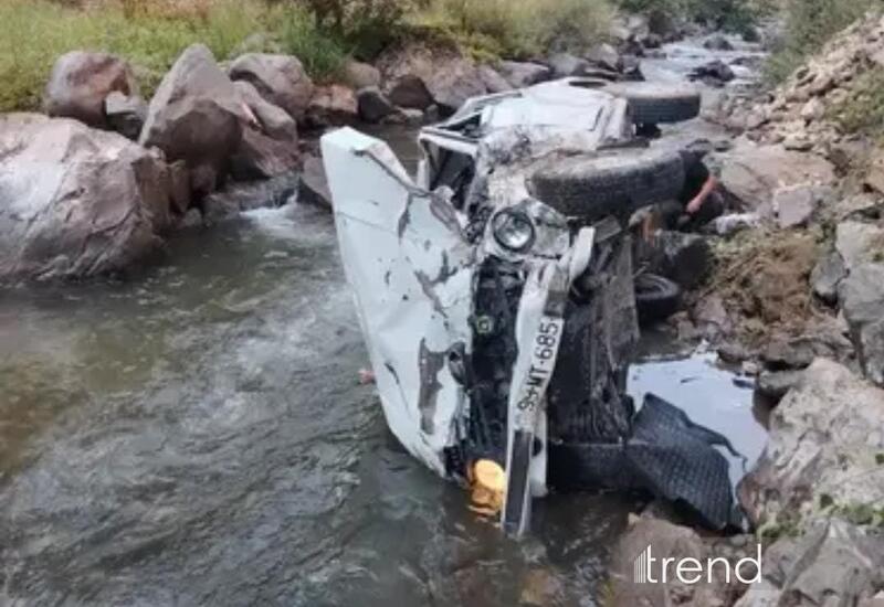 В Кяльбаджарском районе автомобиль сорвался с высоты в реку