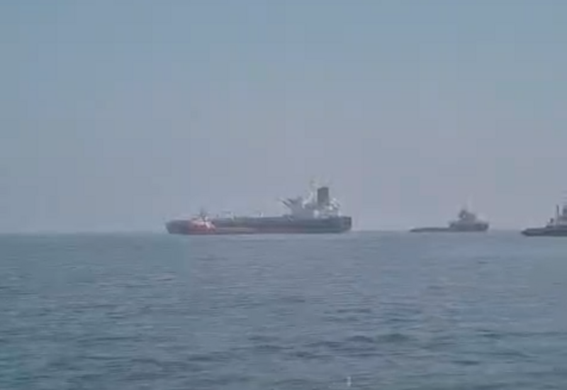Кадры тушения пожара на одном из танкеров, по которым ударили США