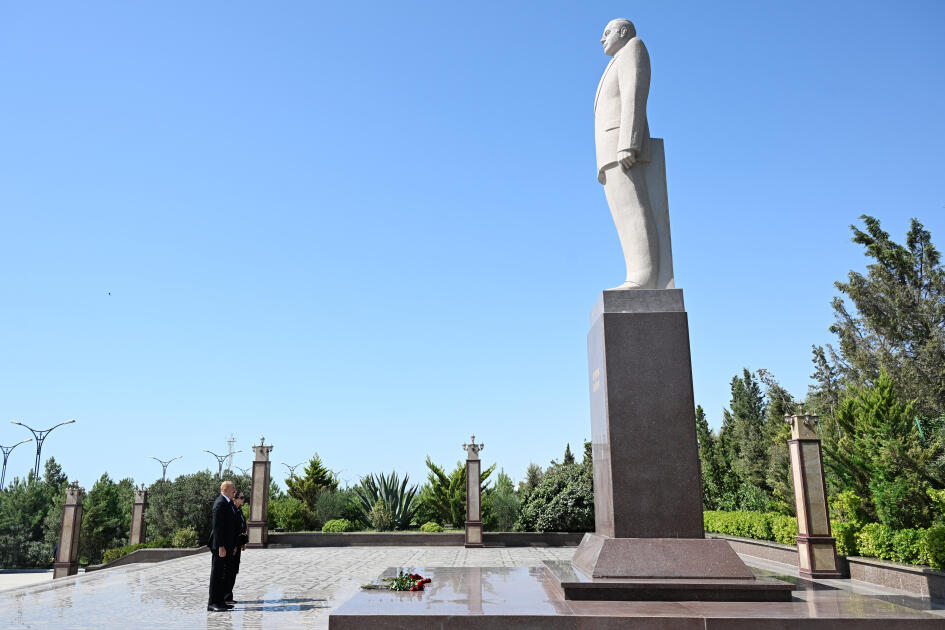 Президент Ильхам Алиев и Первая леди Мехрибан Алиева посетили Военно-морские силы