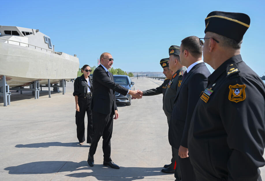 Президент Ильхам Алиев и Первая леди Мехрибан Алиева посетили Военно-морские силы