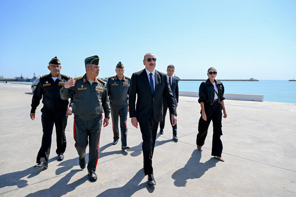 Президент Ильхам Алиев и Первая леди Мехрибан Алиева посетили Военно-морские силы