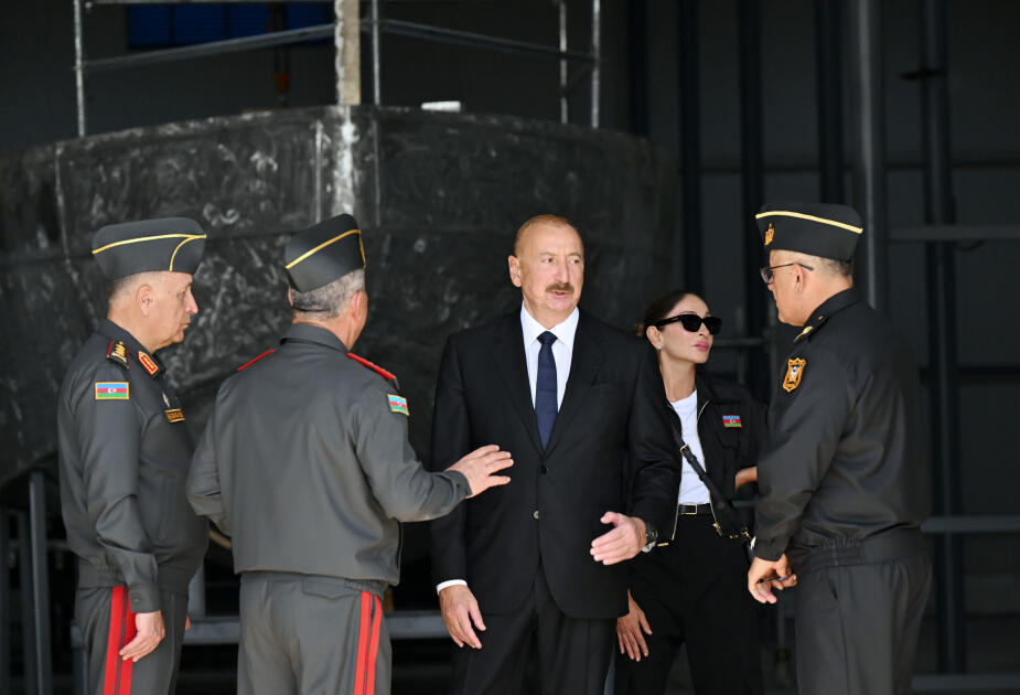 Президент Ильхам Алиев и Первая леди Мехрибан Алиева посетили Военно-морские силы