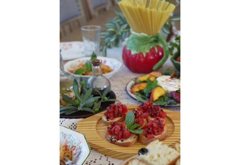 Самая быстрая и ароматная брускетта с помидорами