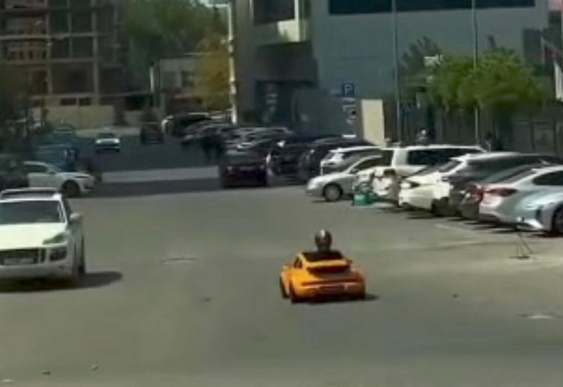 Oyuncaq maşınla yola çıxan şəxs