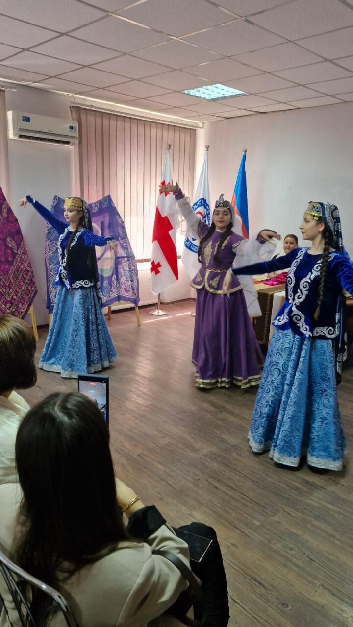 Tbilisidə kəlağayı sənətinin tarixinə həsr olunan kitab təqdim edilib