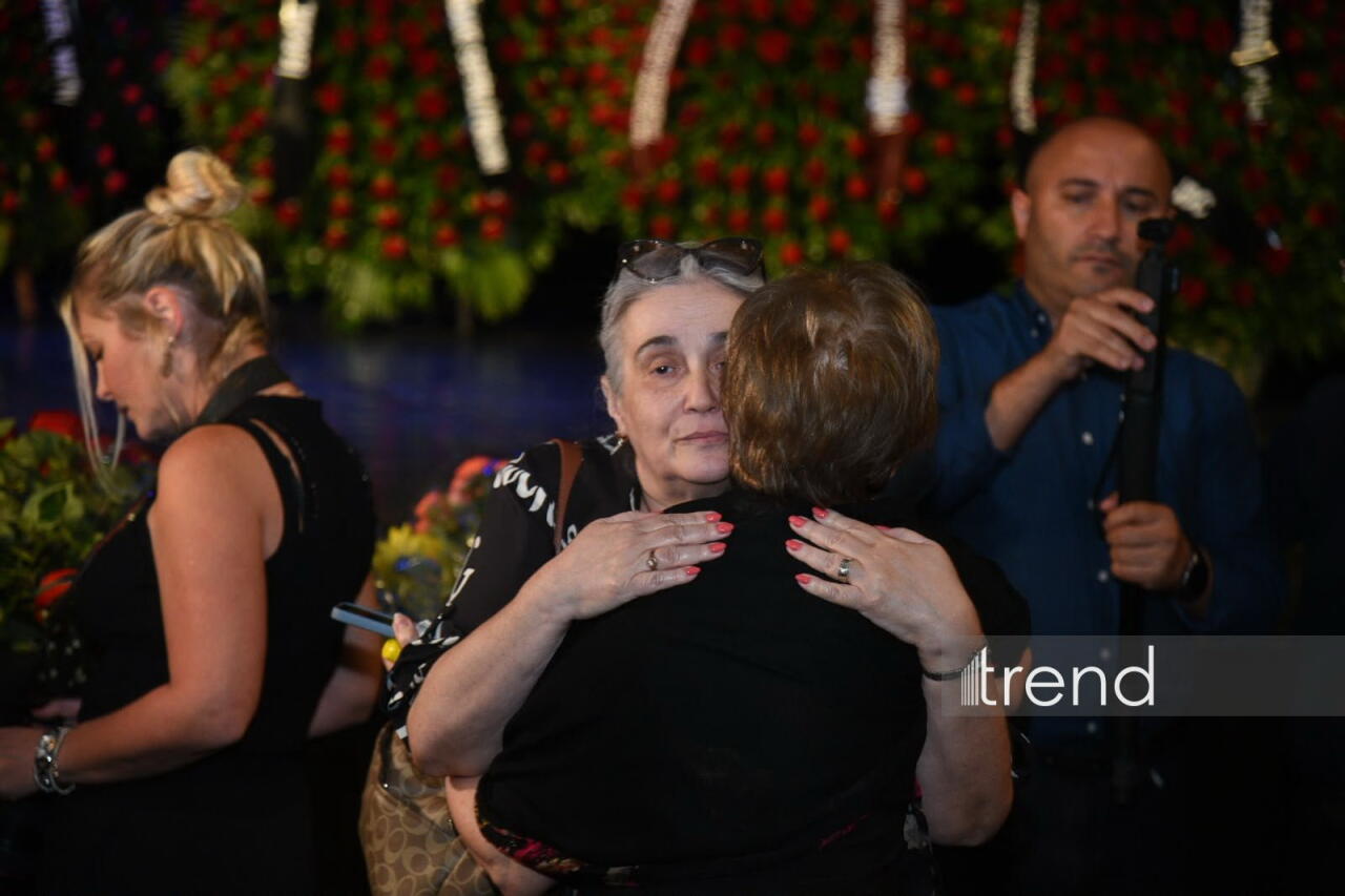 “Bu, sənin anşlaqındır...” – Bakıda səhnə ustası, Xalq artisti Aleksandr Şarovski ilə vida mərasimi keçirilib