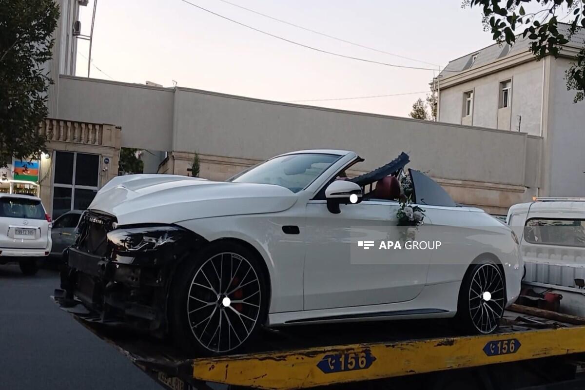 В Гяндже свадебный автомобиль врезался в столб