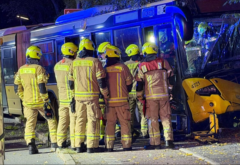 Berlində avtobus ağaca çırpılıb, 15 nəfər xəsarət alıb