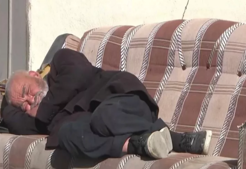 Yatağından yıxılıb öldü