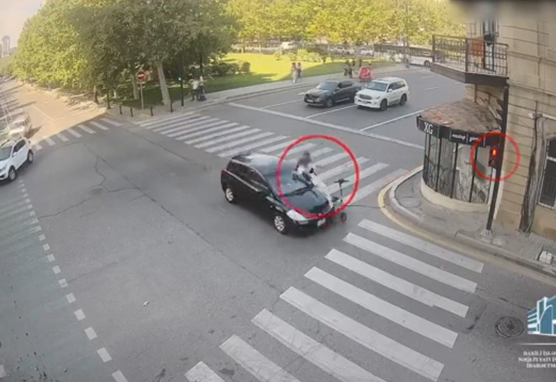 Скутер, проехавший на красный свет, столкнулся с автомобилем