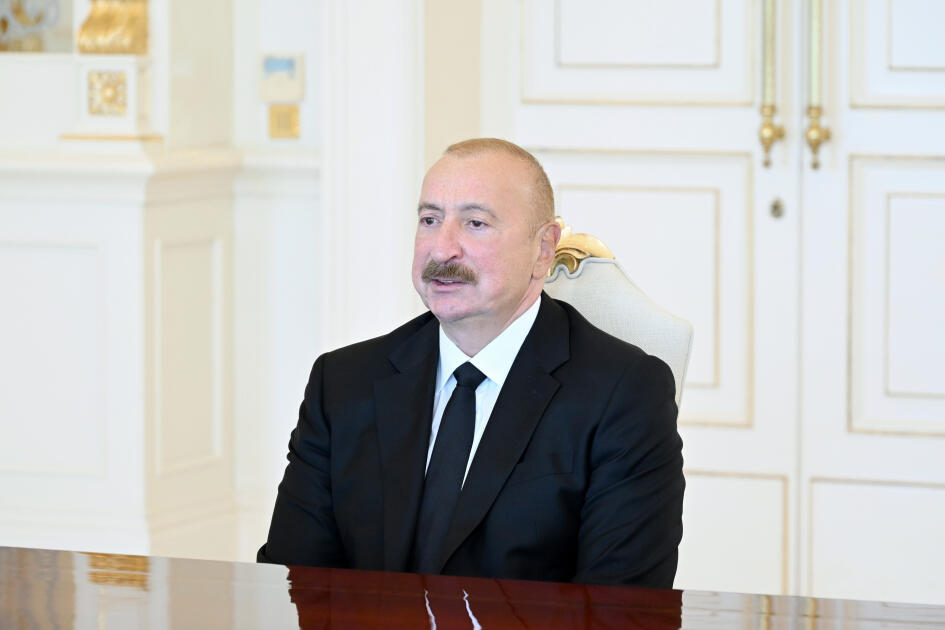Президент Ильхам Алиев принял главу МИД Турции