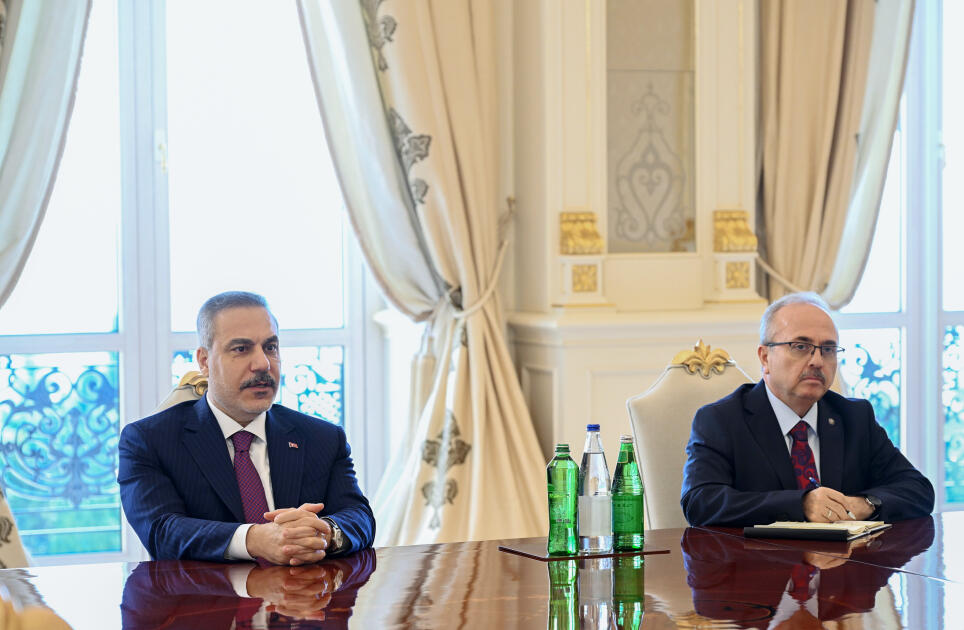 Президент Ильхам Алиев принял главу МИД Турции