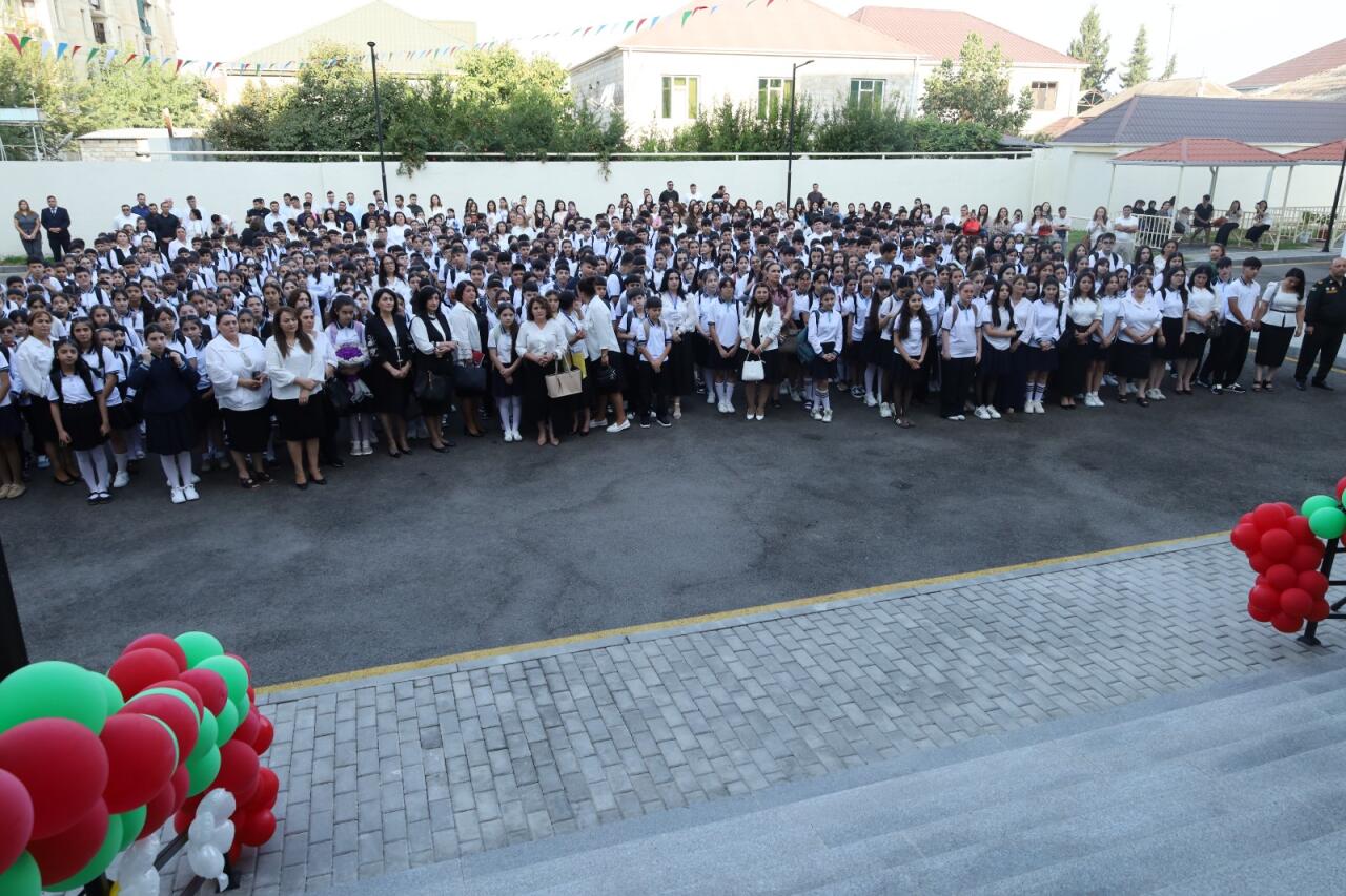 Глава Исполнительной власти города Евлах отвел ребенка шехида на первый урок