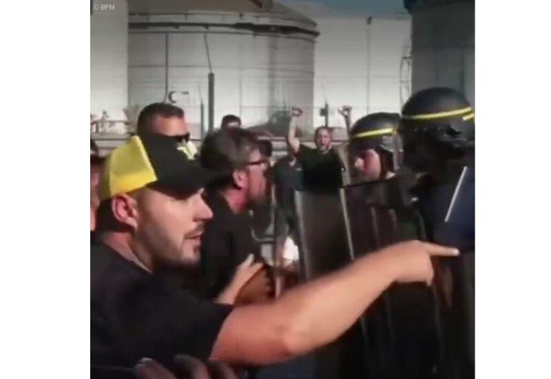 Полиция применила перцовый газ против протестующих рыбаков во Франции