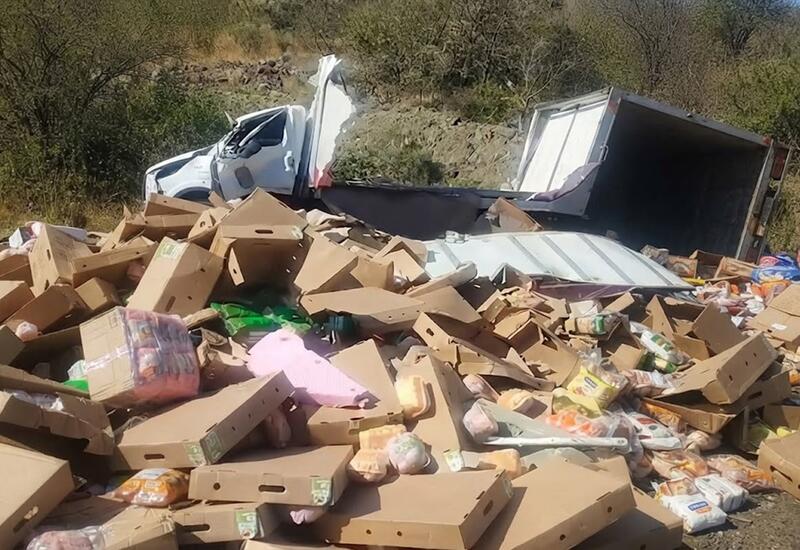 В Агсу перевернулся грузовик, товары рассыпались по дороге