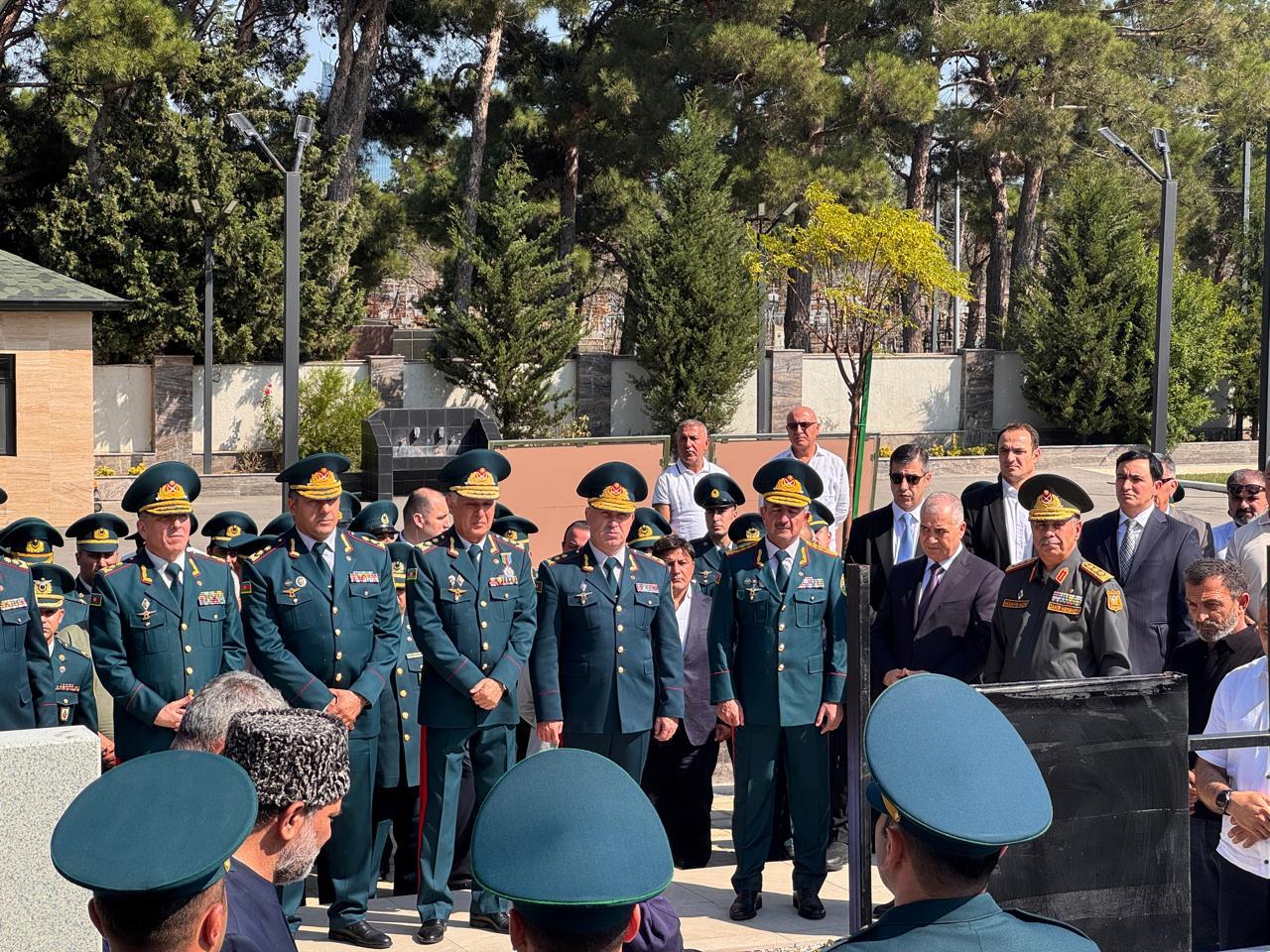 Əli Nağıyev, Zakir Həsənov və Elçin Quliyev general İsgəndər Allahverdiyevin dəfn mərasimində