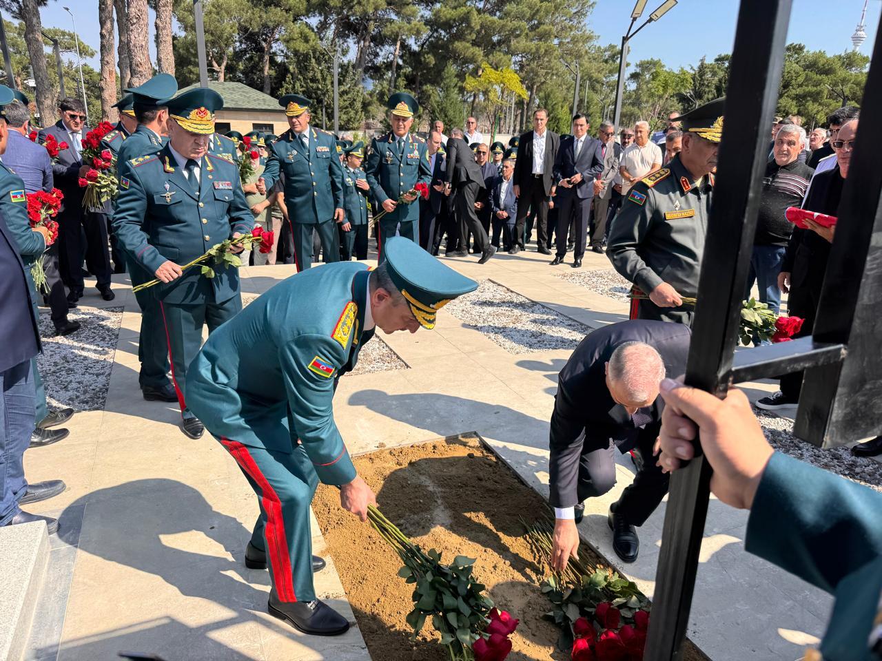 Əli Nağıyev, Zakir Həsənov və Elçin Quliyev general İsgəndər Allahverdiyevin dəfn mərasimində