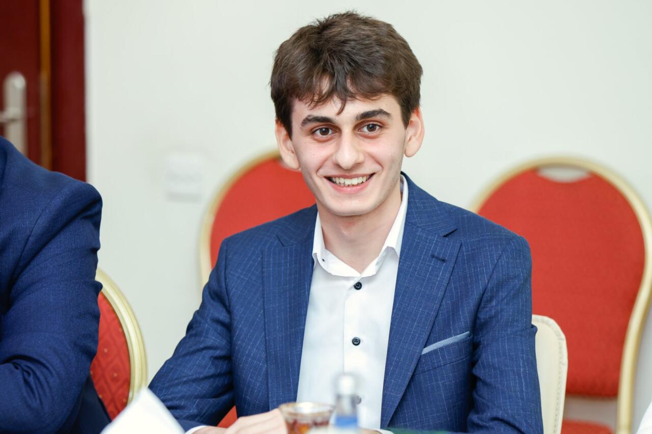 Набрав 617 баллов, он выбрал ветеринарию: входящая в состав PASHA Holding, компания Agro Dairy поддержала будущего ветеринара