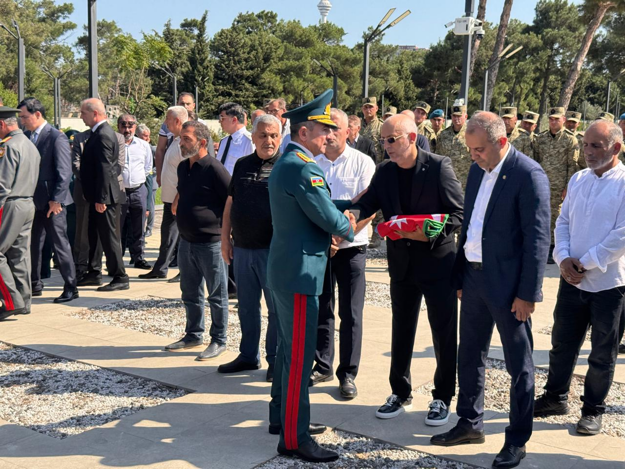 Əli Nağıyev, Zakir Həsənov və Elçin Quliyev general İsgəndər Allahverdiyevin dəfn mərasimində