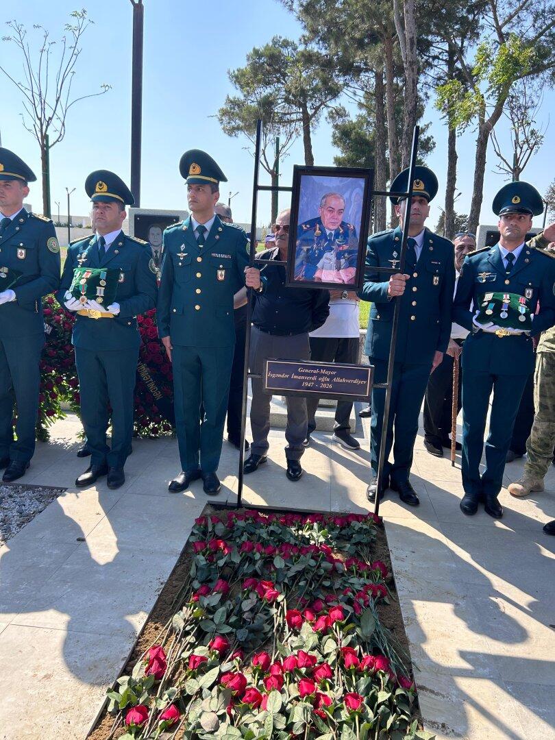 Əli Nağıyev, Zakir Həsənov və Elçin Quliyev general İsgəndər Allahverdiyevin dəfn mərasimində