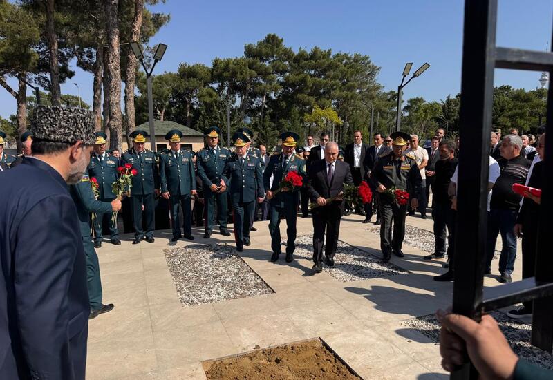 Əli Nağıyev, Zakir Həsənov və Elçin Quliyev general İsgəndər Allahverdiyevin dəfn mərasimində