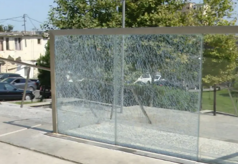 На стеклянной конструкции в парке в Баку появились трещины