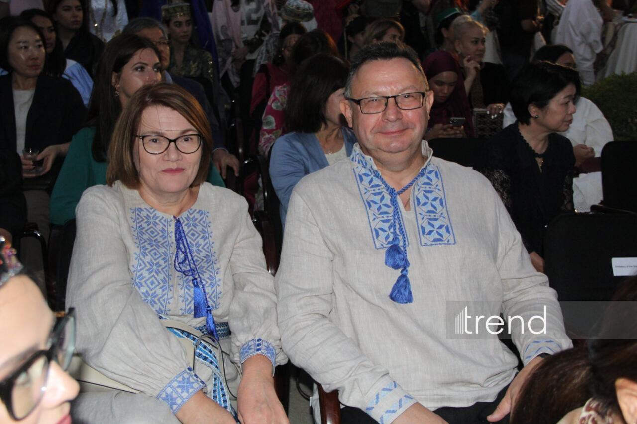 В Баку впервые прошел фестиваль "День национального костюма" – яркий парад традиций народов мира