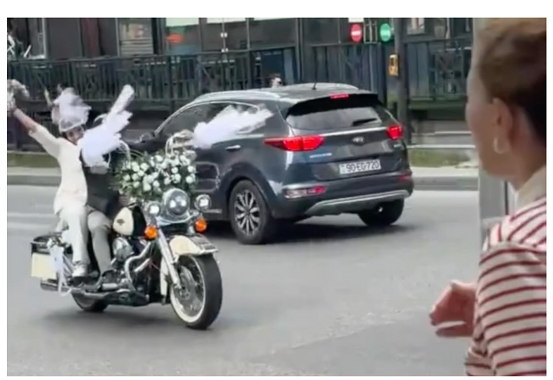 Bakıda bəylə gəlin toya motosikletlə getdilər