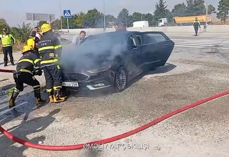 Maşın magistralda yanıb