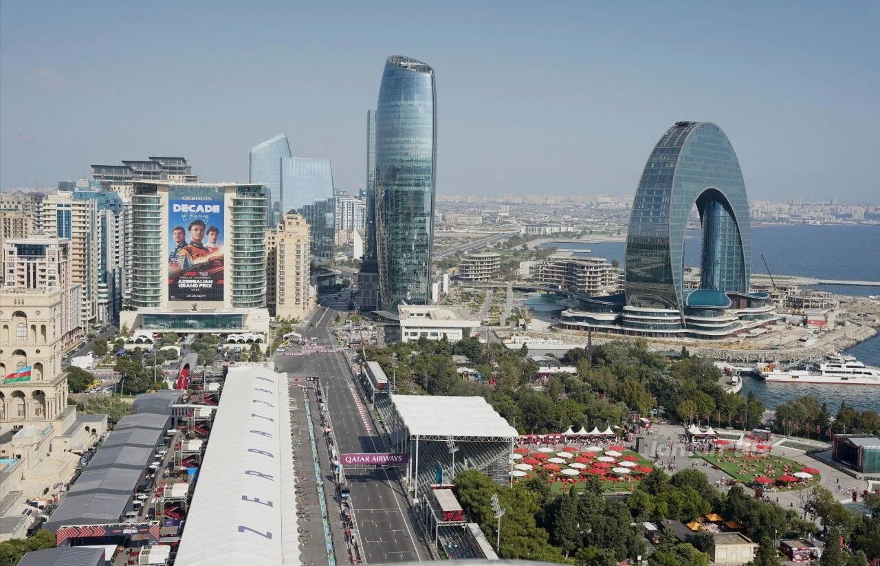 В Баку прошла традиционная прогулка по пит-лейну перед Гран-при Азербайджана