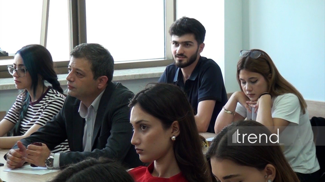“Zərərli xarici təsirlərə və saxta xəbərlərə qarşı sayıqlığın artırılmasına dəstək” layihəsi çərçivəsində BDU tələbələri ilə görüş keçirilib