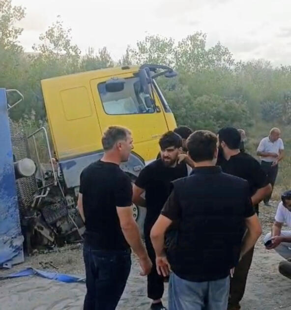 Siyəzəndə yük avtomobili qəza törədərək aşıb