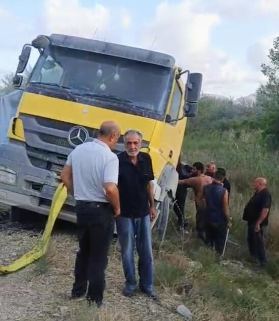 Siyəzəndə yük avtomobili qəza törədərək aşıb