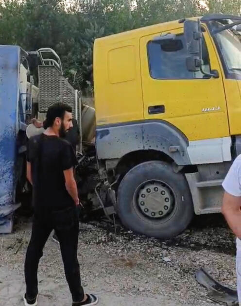 Siyəzəndə yük avtomobili qəza törədərək aşıb